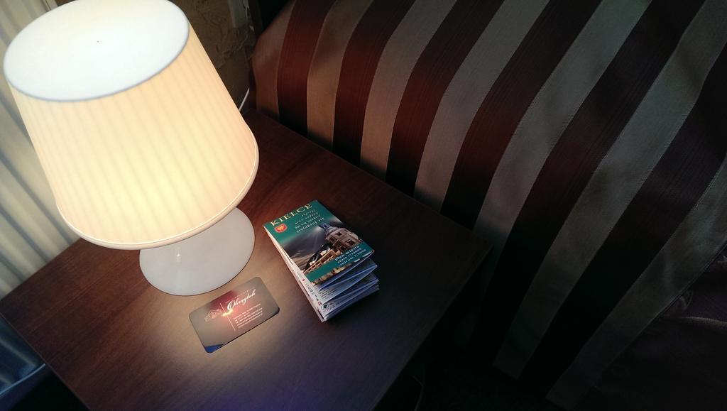 Hotel & Restauracja Okraglak Chęciny Δωμάτιο φωτογραφία